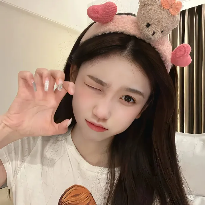 当红小花机场牵手女助理，公司火速否认，连日来持续发酵